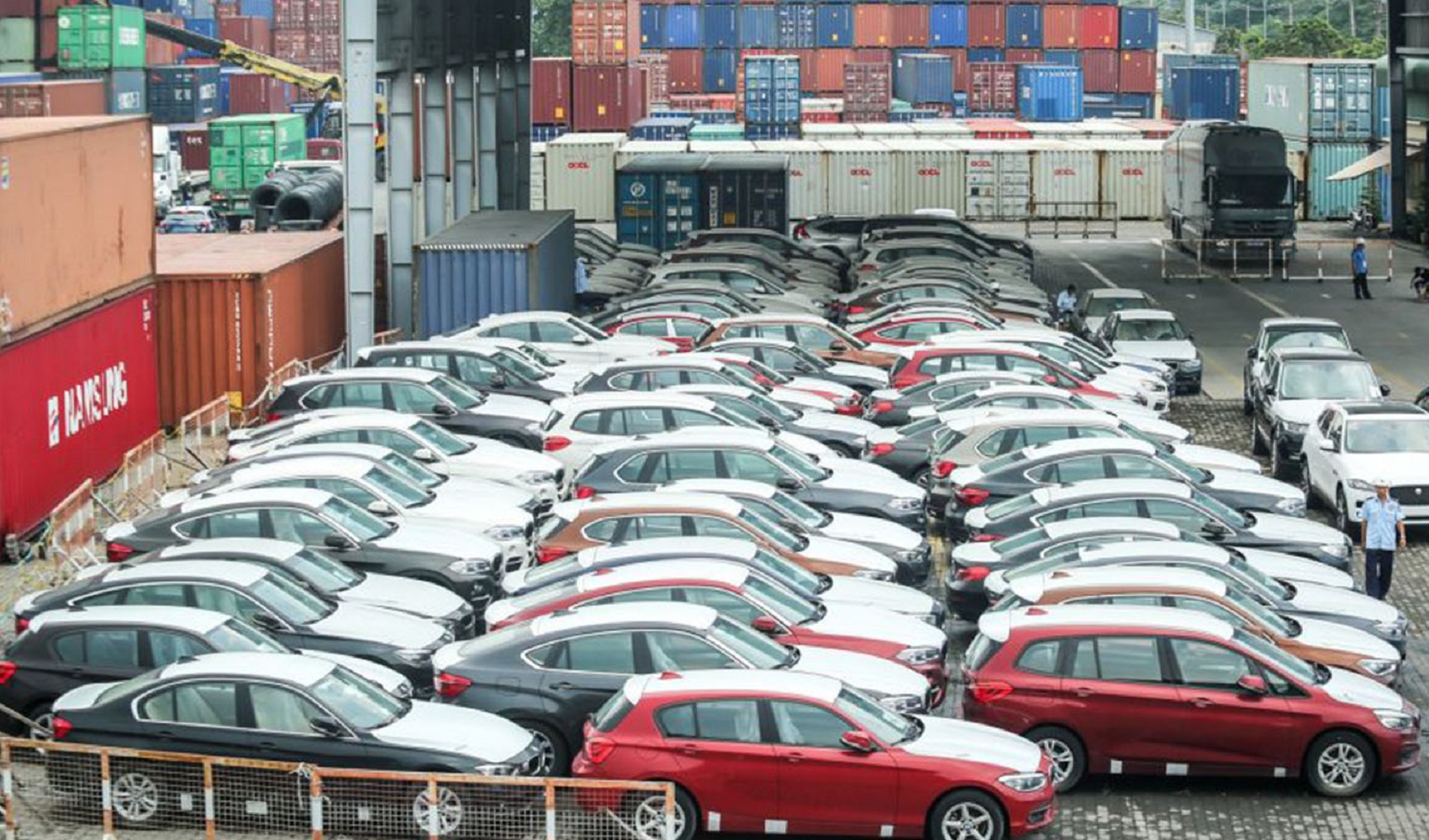 Ôtô nhập khẩu giảm mạnh cả về lượng, lẫn giá trị