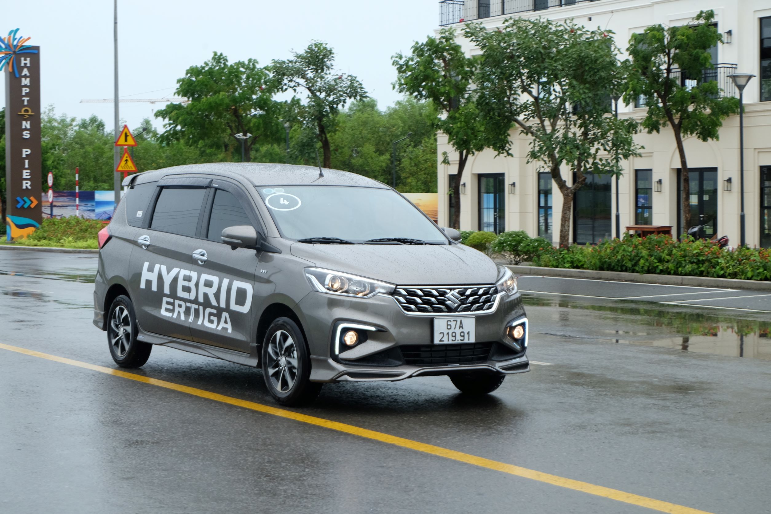 Chọn MPV phổ thông: Toyota Veloz Cross hay Suzuki Ertiga Hybrid?