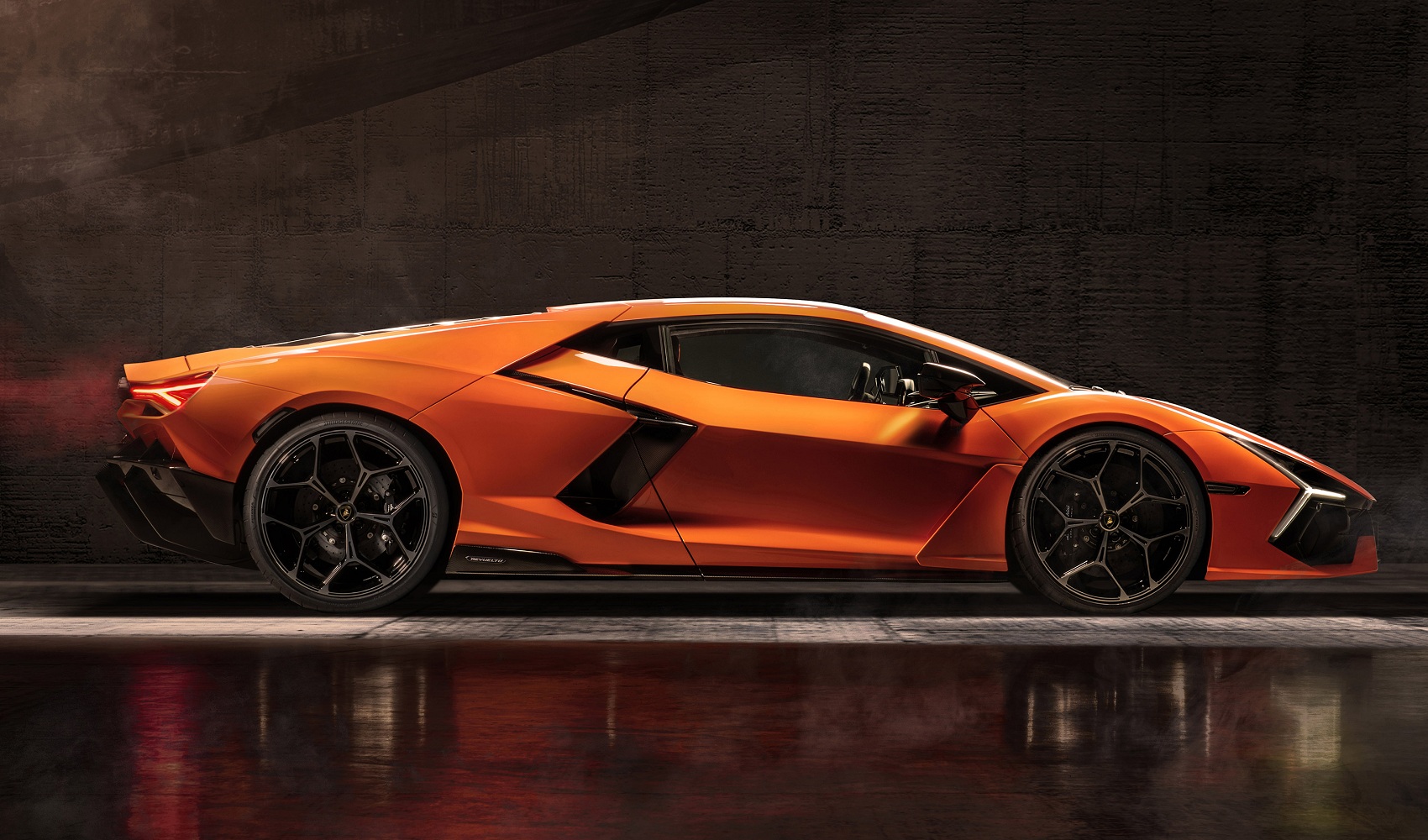 Lamborghini giới thiệu Revuelto, siêu xe thể thao chạy điện hiệu suất cao V12