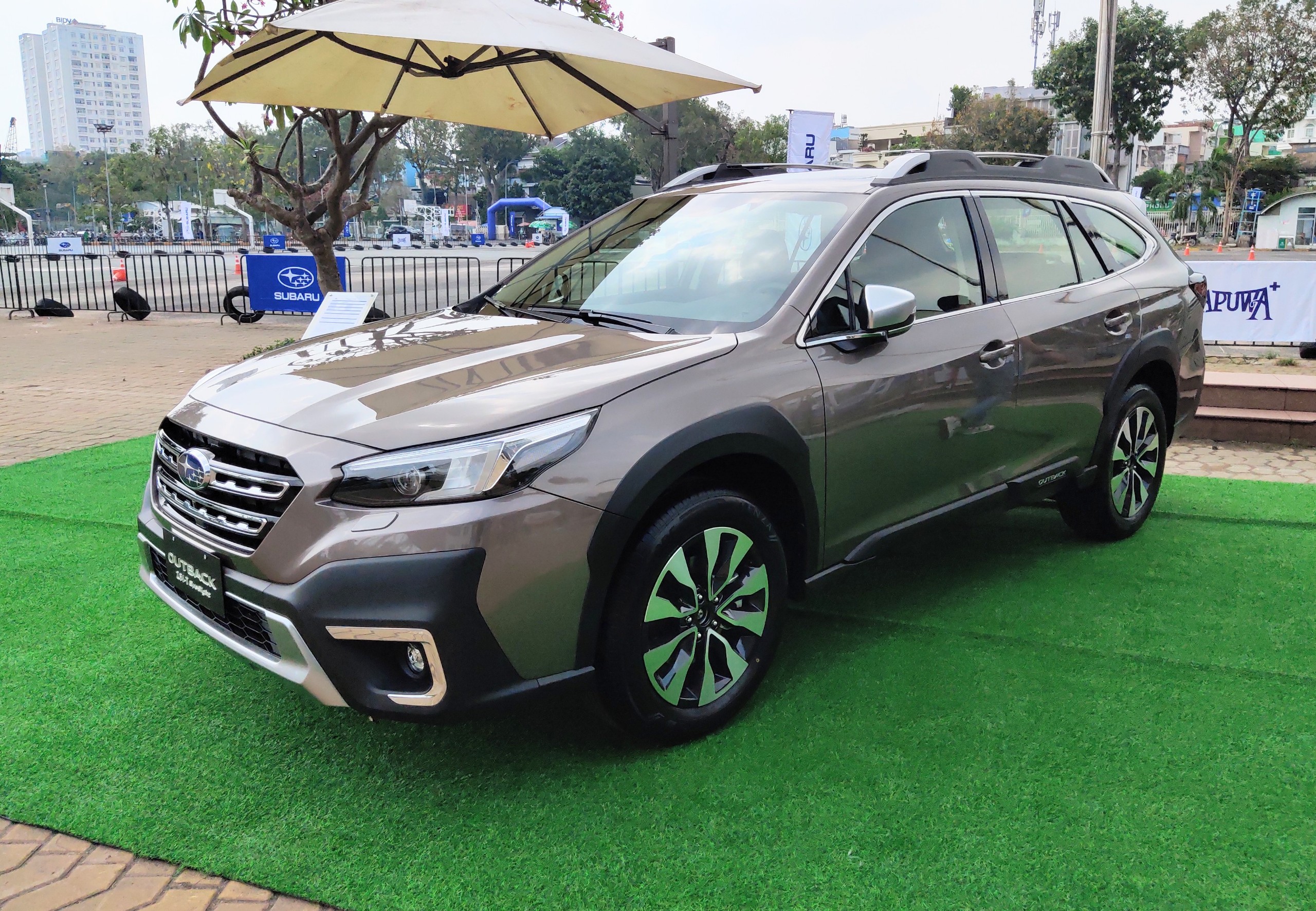 Crossover lai wagon Subaru Outback 2023 thay đổi thế nào với giá 2,1 tỷ đồng