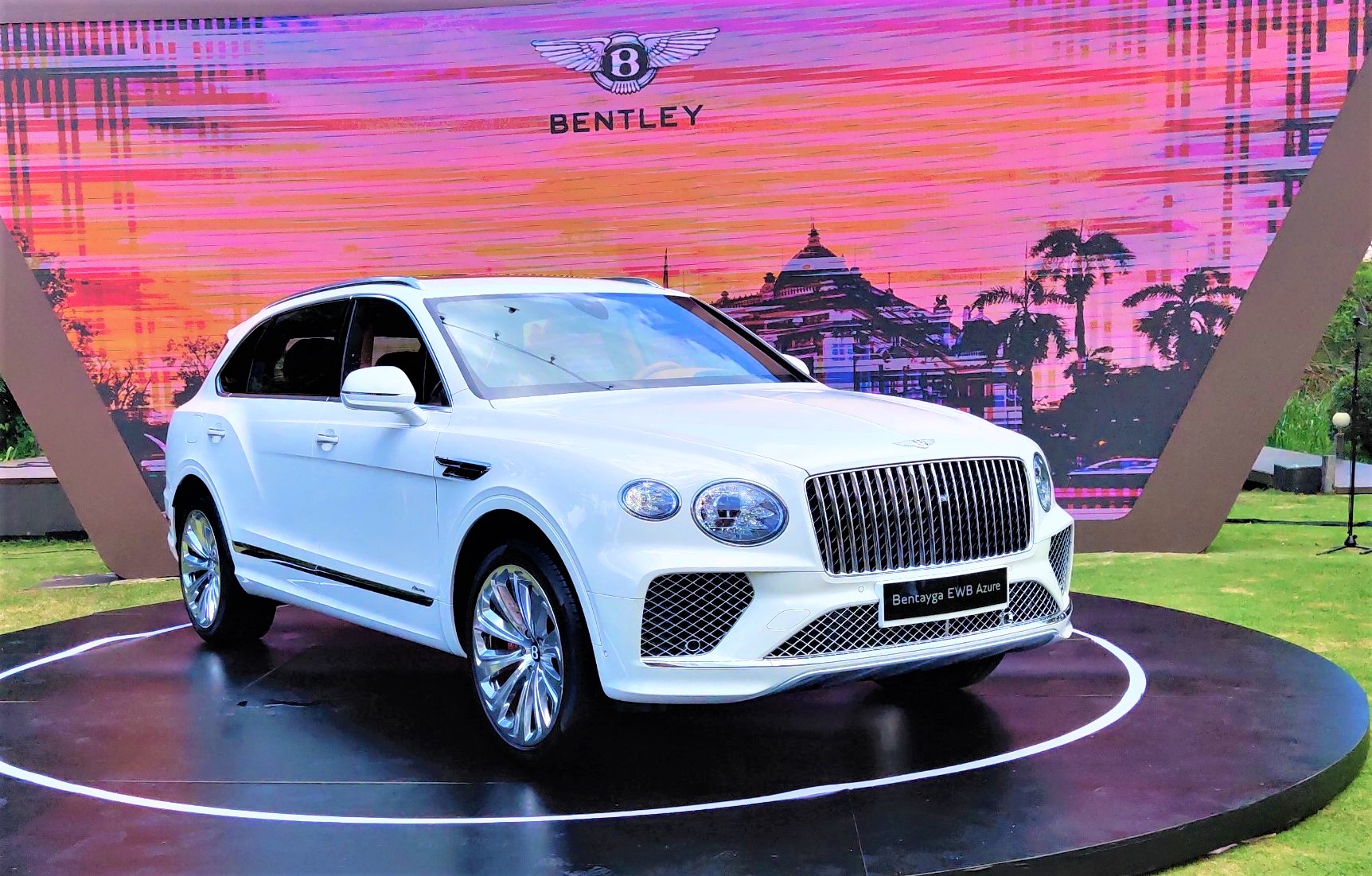 SUV Bentley Bentayga EWB Azure về Việt Nam giá 26 tỷ có gì