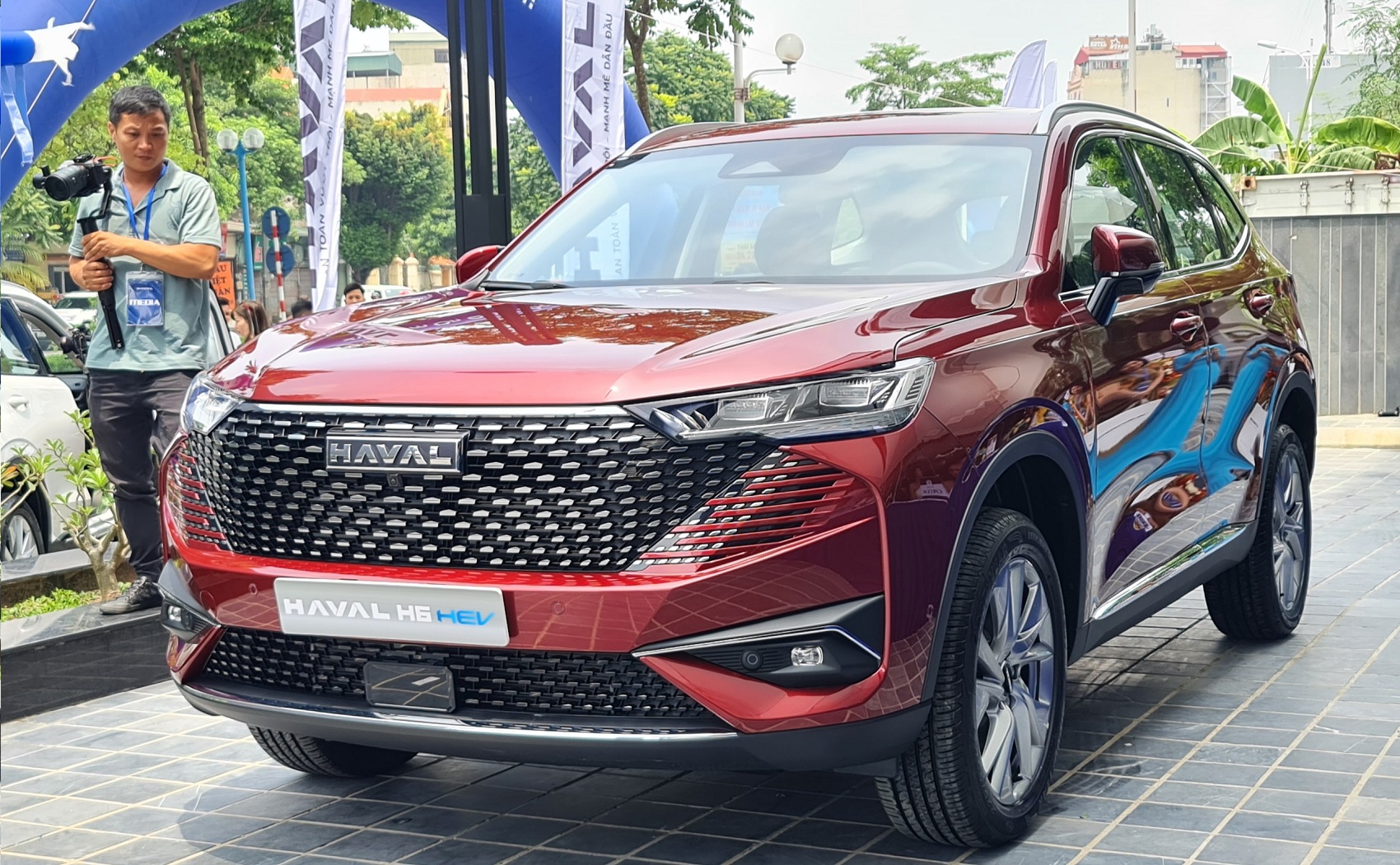 Haval H6 Hybrid 2023 “ngập” công nghệ với giá 1,096 tỷ đồng tại Việt Nam