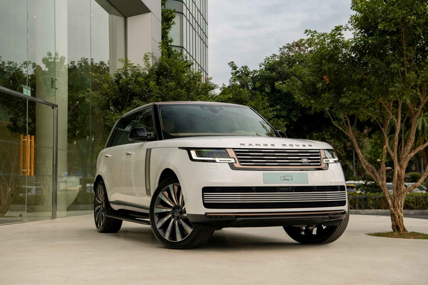 Range Rover có biểu tượng SV bằng gốm chính thức về Việt Nam