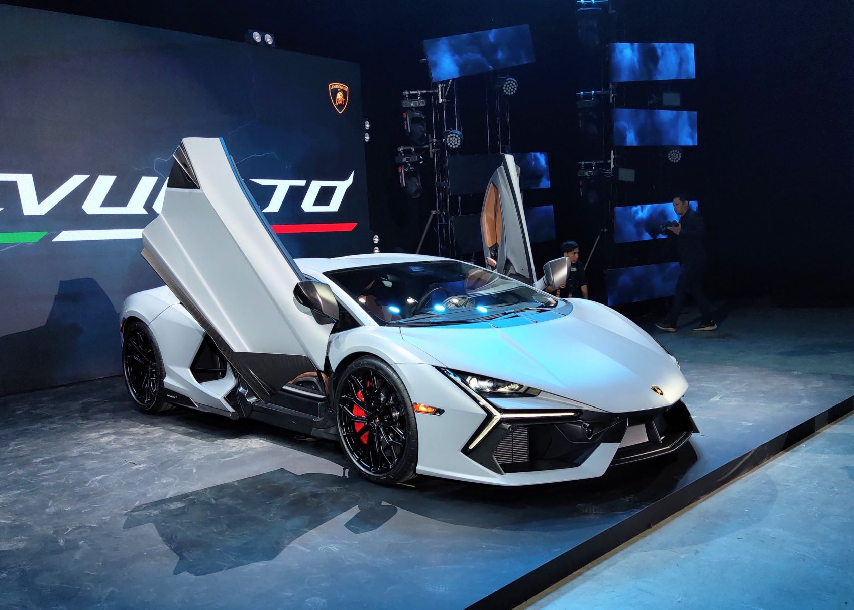 Cận cảnh siêu xe xanh Lamborghini Revuelto 2024 giá 44 tỷ tại Việt Nam