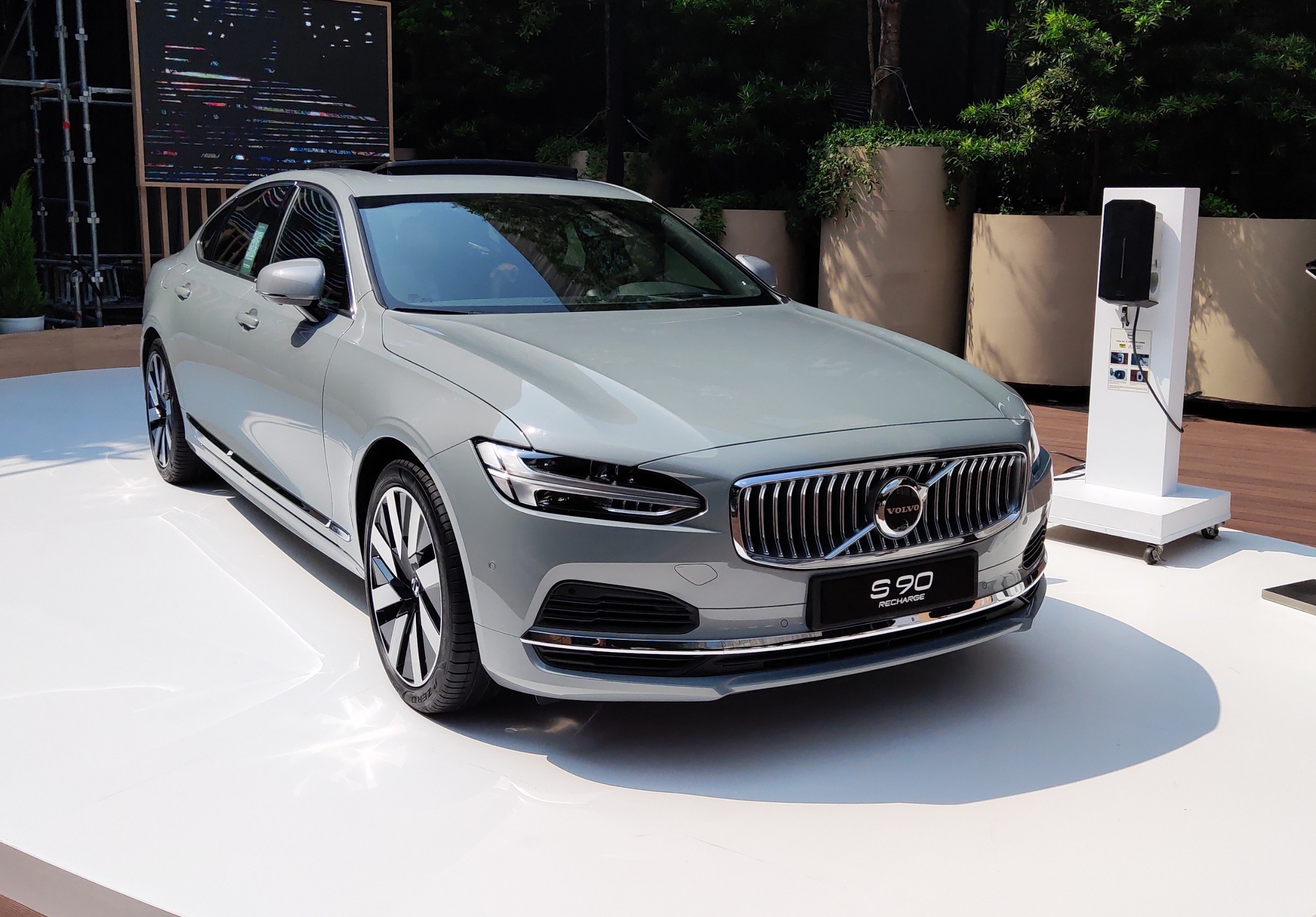 Ưu và nhược điểm trên xe điện Volvo S90 Recharge giá 2,890 tỷ tại Việt Nam