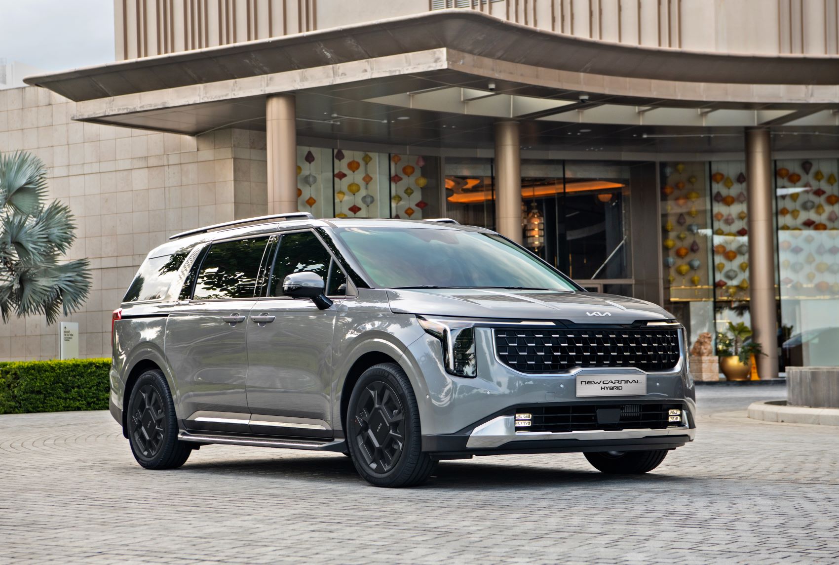 Kia New Carnival Hybrid ra mắt 5 phiên bản với giá bán 1,849 tỷ đồng