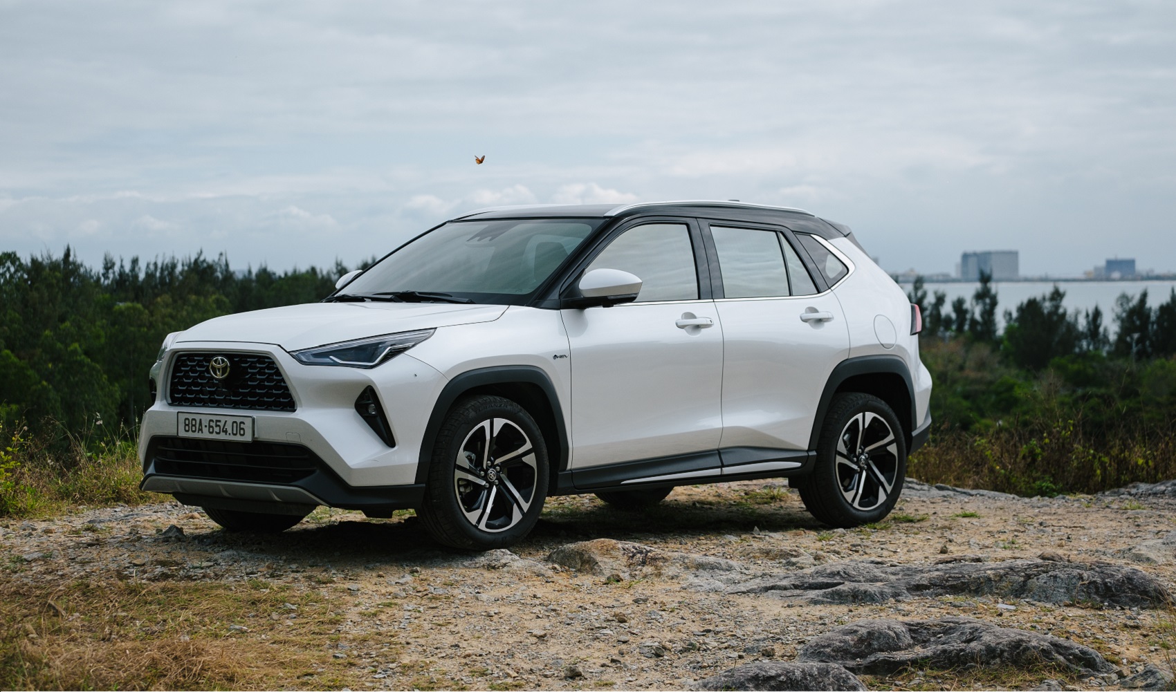 Toyota Việt Nam triệu hồi Yaris Cross HEV vì keo lót kính nóc toàn cảnh