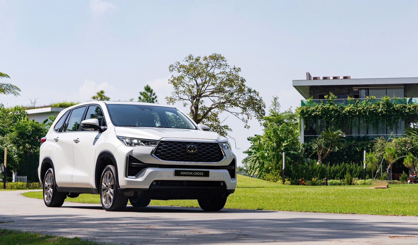 Ô tô hybrid ngày càng được người Việt ưa chuộng, nhất là xe Toyota