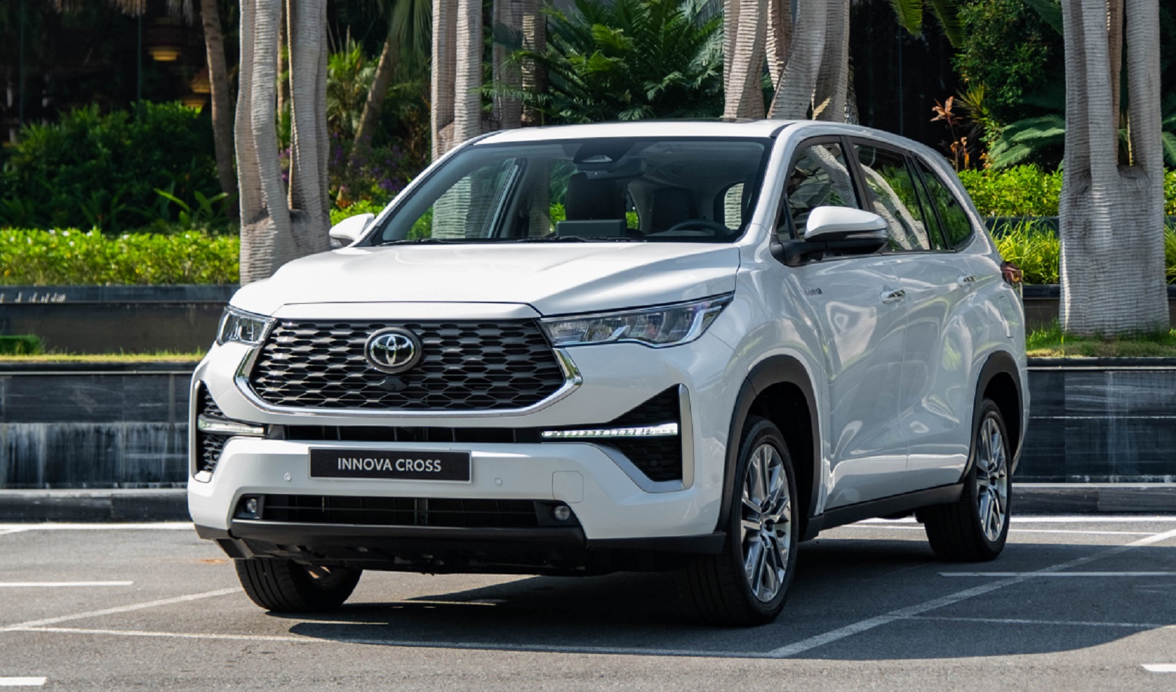 Doanh số xe hybrid tăng tháng thứ 8 liên tiếp, Toyota chiếm hai vị trí đầu