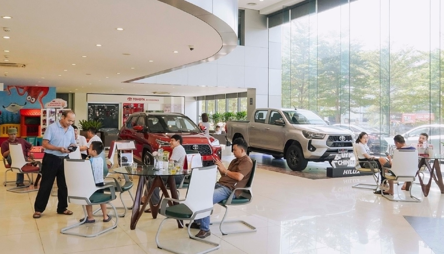 Người Việt tăng mua xe điện, thị trường ô tô tiếp đà tăng mạnh