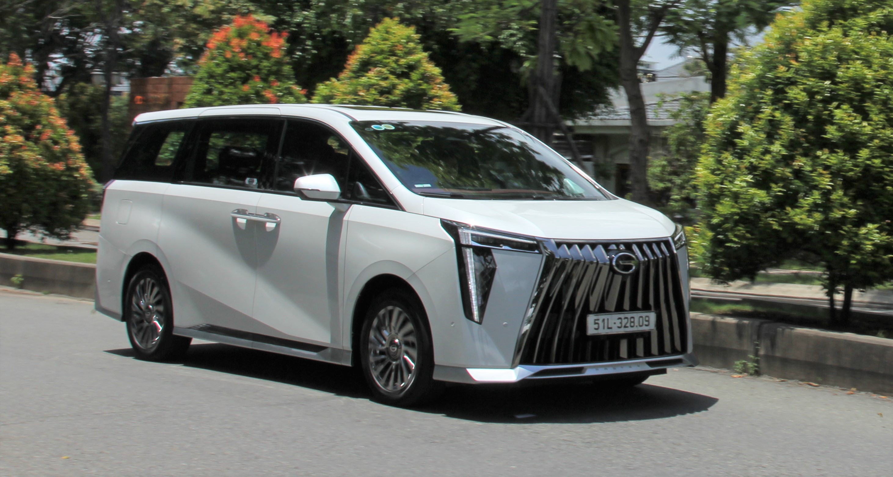 Trải nghiệm lái MPV hạng sang cỡ lớn GAC M8 trên phố đông, ngõ hẹp