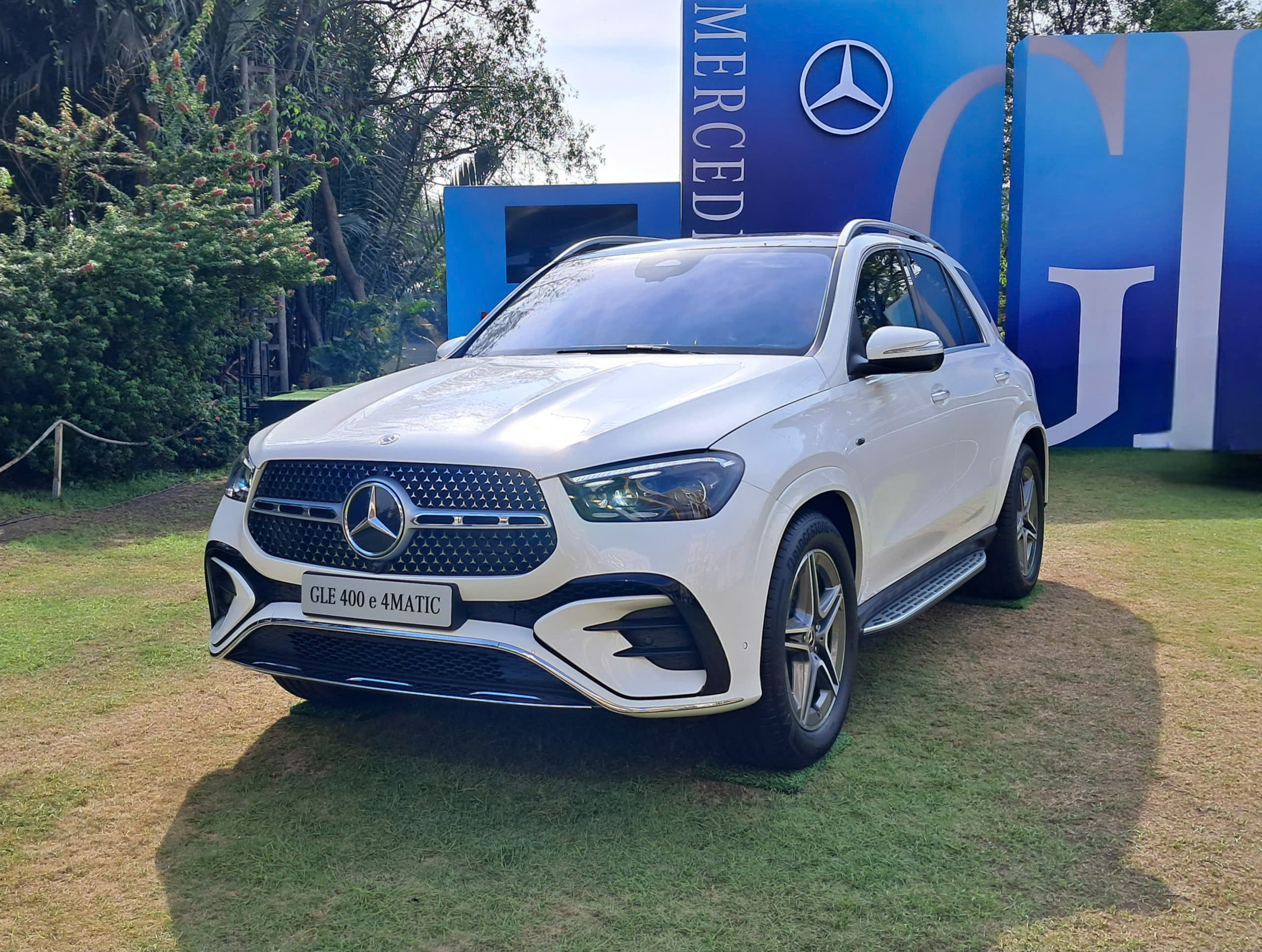 Xe hybrid cắm sạc PHEV Mercedes-Benz GLE 400 e 2026 giá 4,669 tỷ cạnh tranh như thế nào