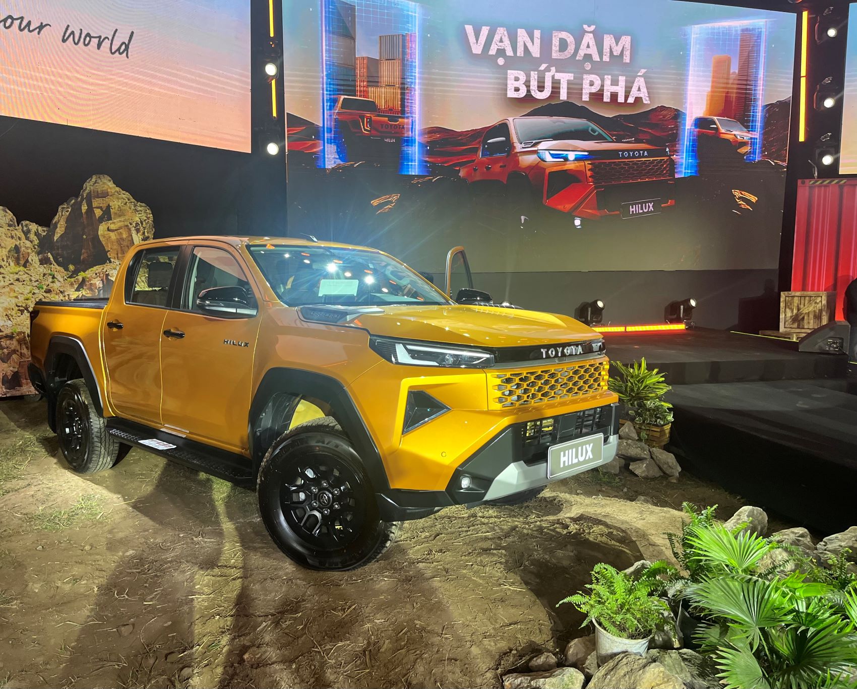 Toyota Hilux 2026 thay đổi thiết kế nội ngoại thất với nhiều trang bị tiện nghi