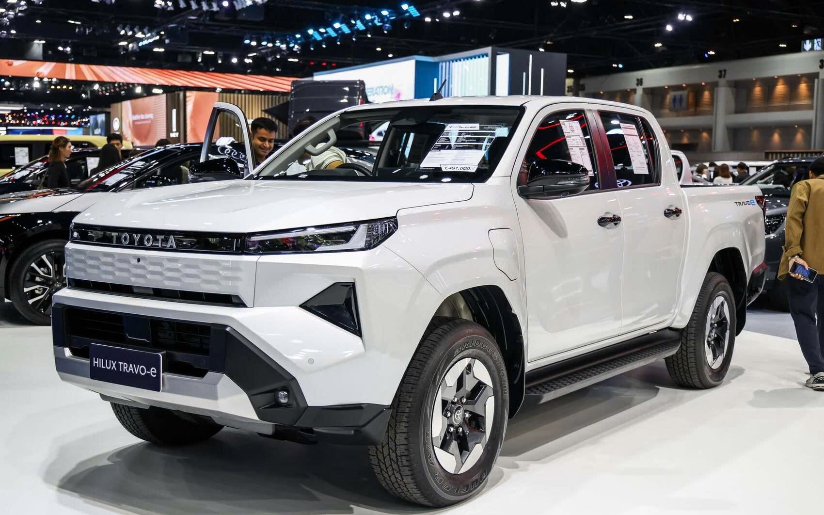Toyota Hilux thế hệ mới ra mắt tại BIMS 2026: Bản EV đi được 240km/sạc, khả năng lội nước sâu 700 mm