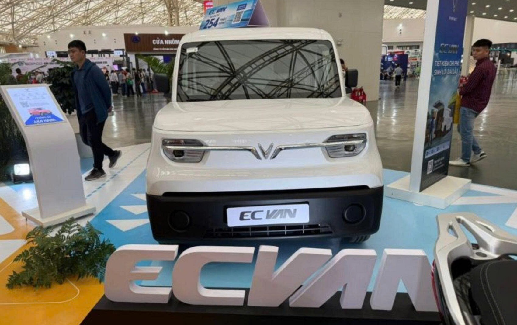 Thực tế VinFast EC Van phiên bản cửa trượt: Giải pháp vận tải đô thị tối ưu cho chủ xe