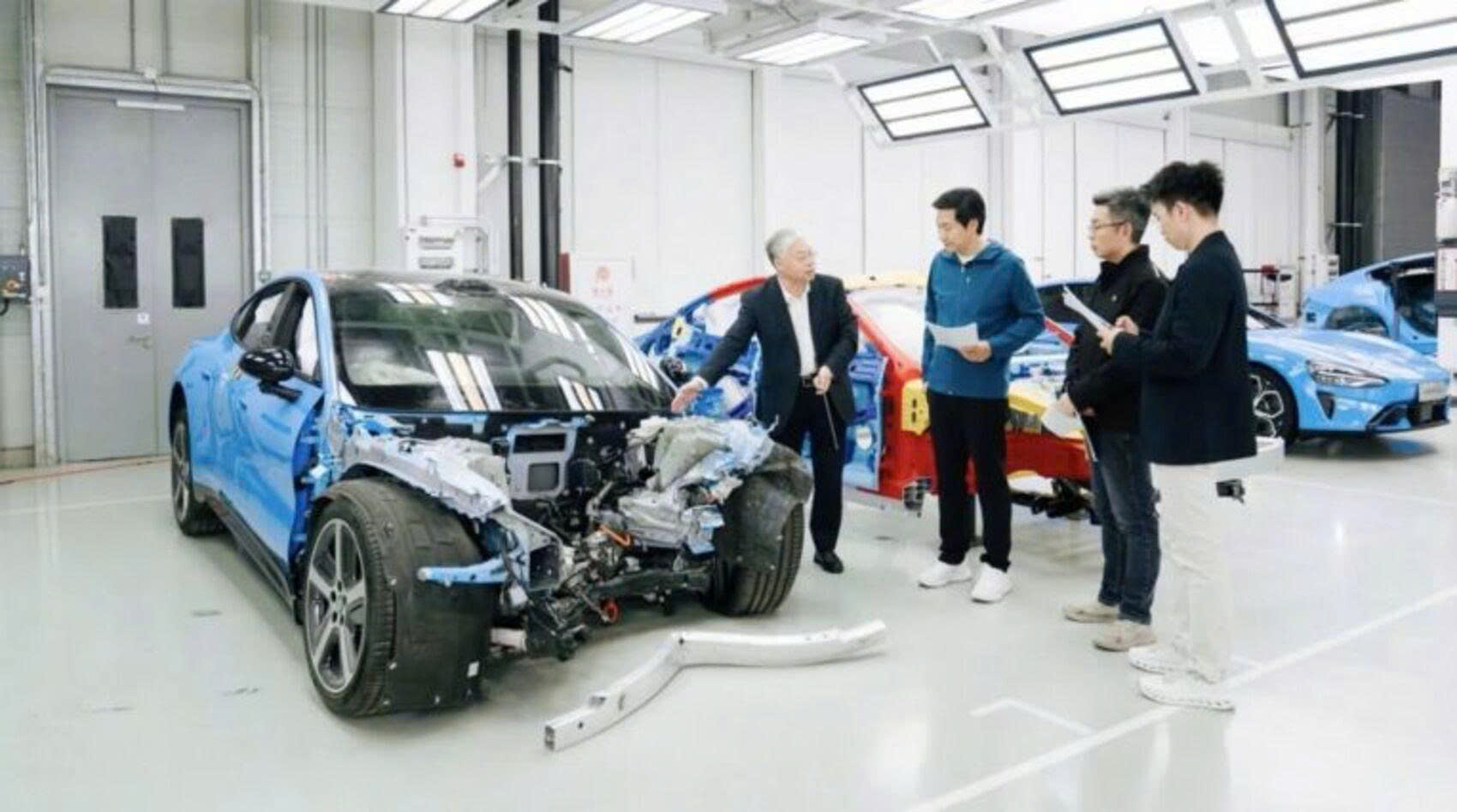 CEO Xiaomi tiếp tục livestream tháo rời SU7 Pro 2026: Phơi bày cấu trúc thép 2.200MPa và công nghệ sơn chịu nhiệt