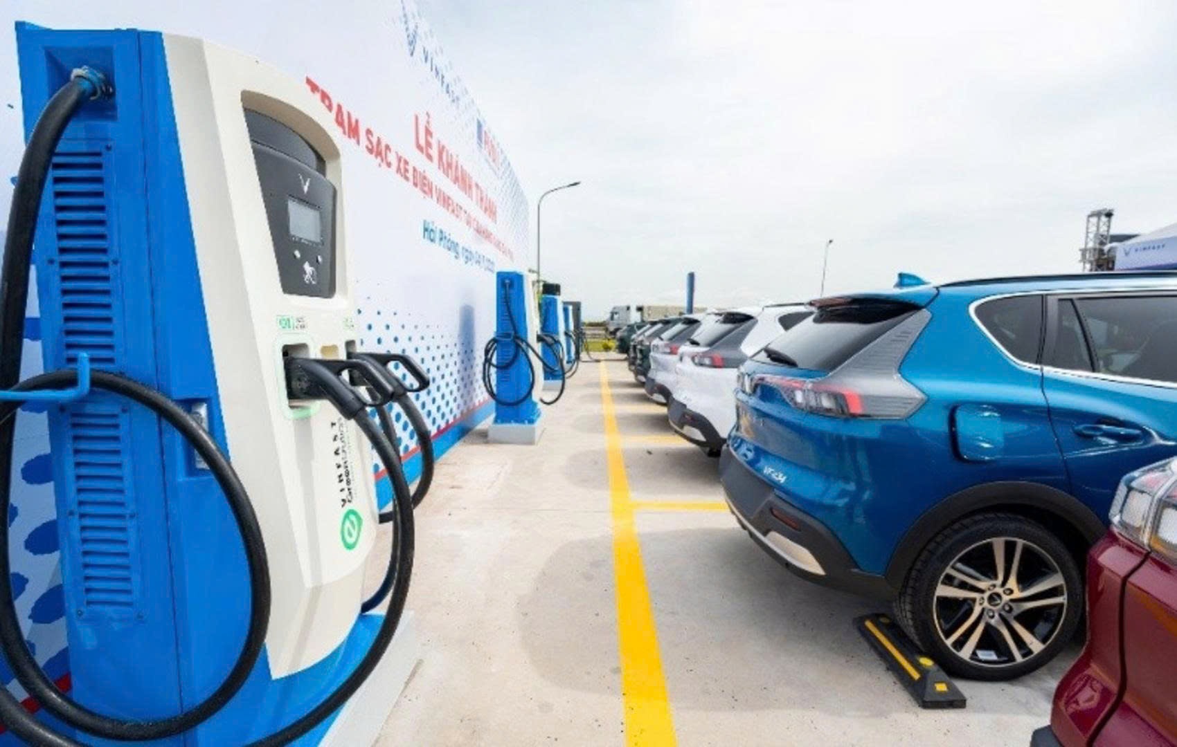 Áp lực lưới điện tăng nhanh khi xe điện bùng nổ: Ngành điện đã chuẩn bị gì?