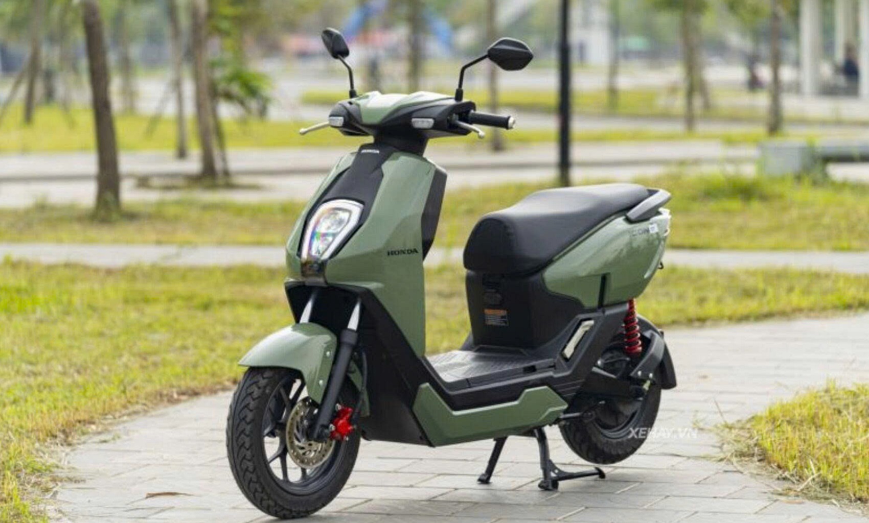 Thay pin mất nửa tiền xe: Hiểu đúng về chu kỳ sạc để "trái tim" xe máy điện bền bỉ tới 10 năm