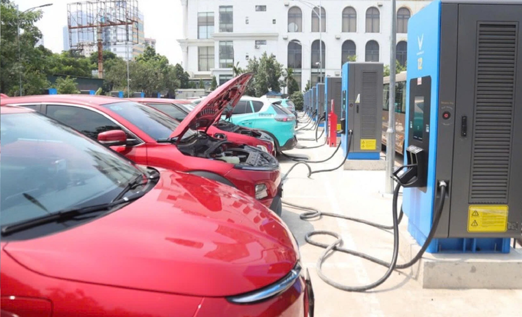 Thủ tướng yêu cầu phát triển trạm sạc xe điện, trạm đổi pin tại chung cư để tháo gỡ điểm nghẽn hạ tầng