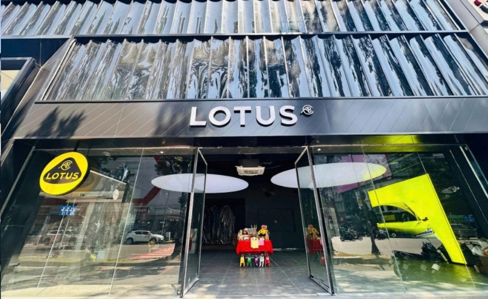 Lotus mở showroom đầu tiên tại trung tâm TP.HCM, chốt lịch ra mắt bộ đôi xe điện trong tháng 4