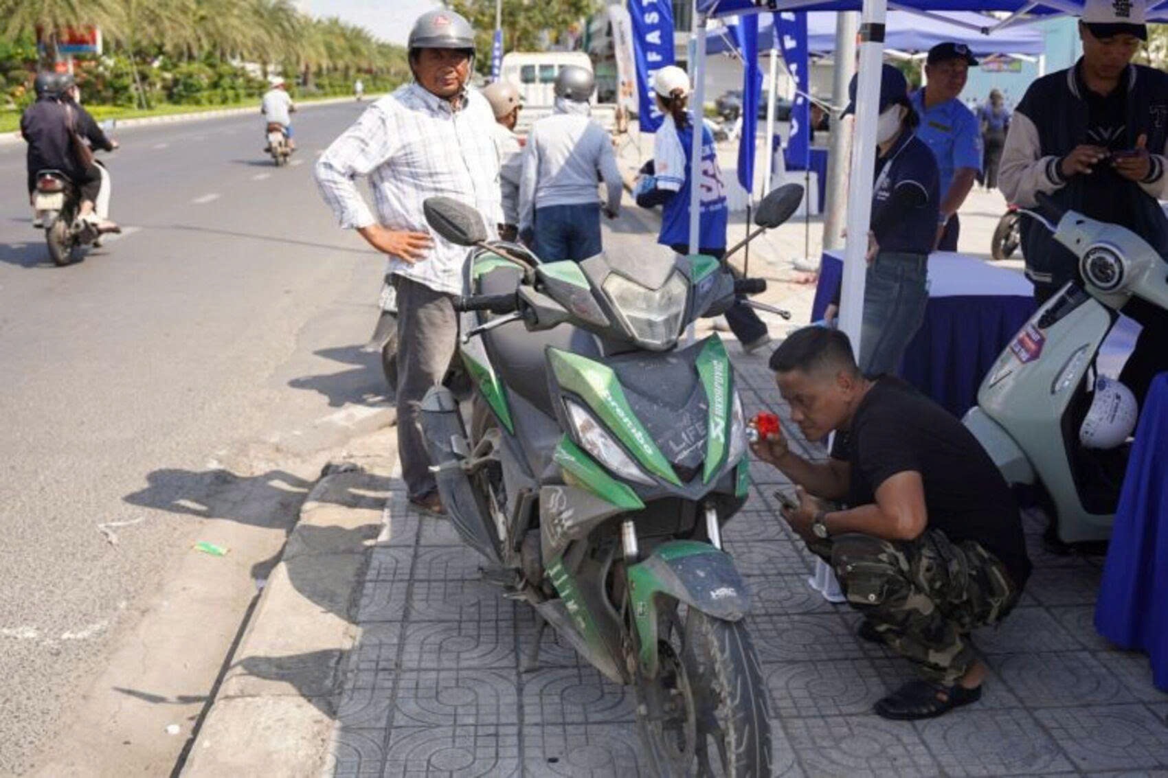 Người dân Đắk Lắk mang xe xăng tới “chốt tại chỗ” xe máy điện VinFast