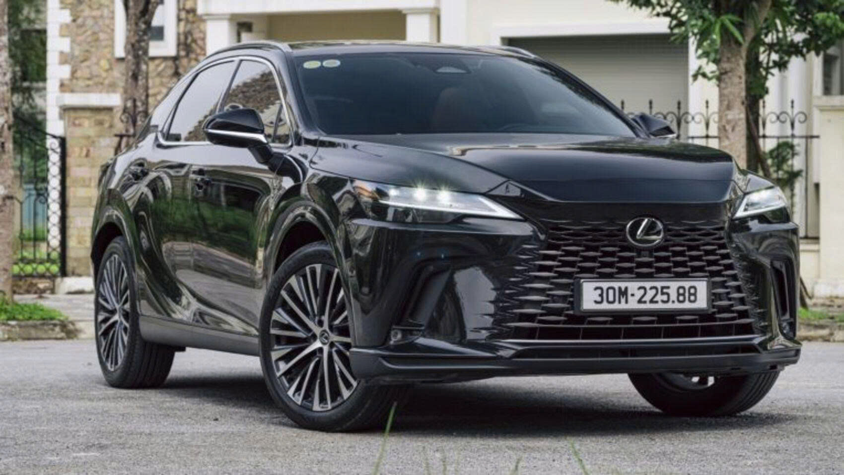 Lexus điều chỉnh giá bán cho loạt xe hybrid, mức giảm nhiều nhất 360 triệu đồng