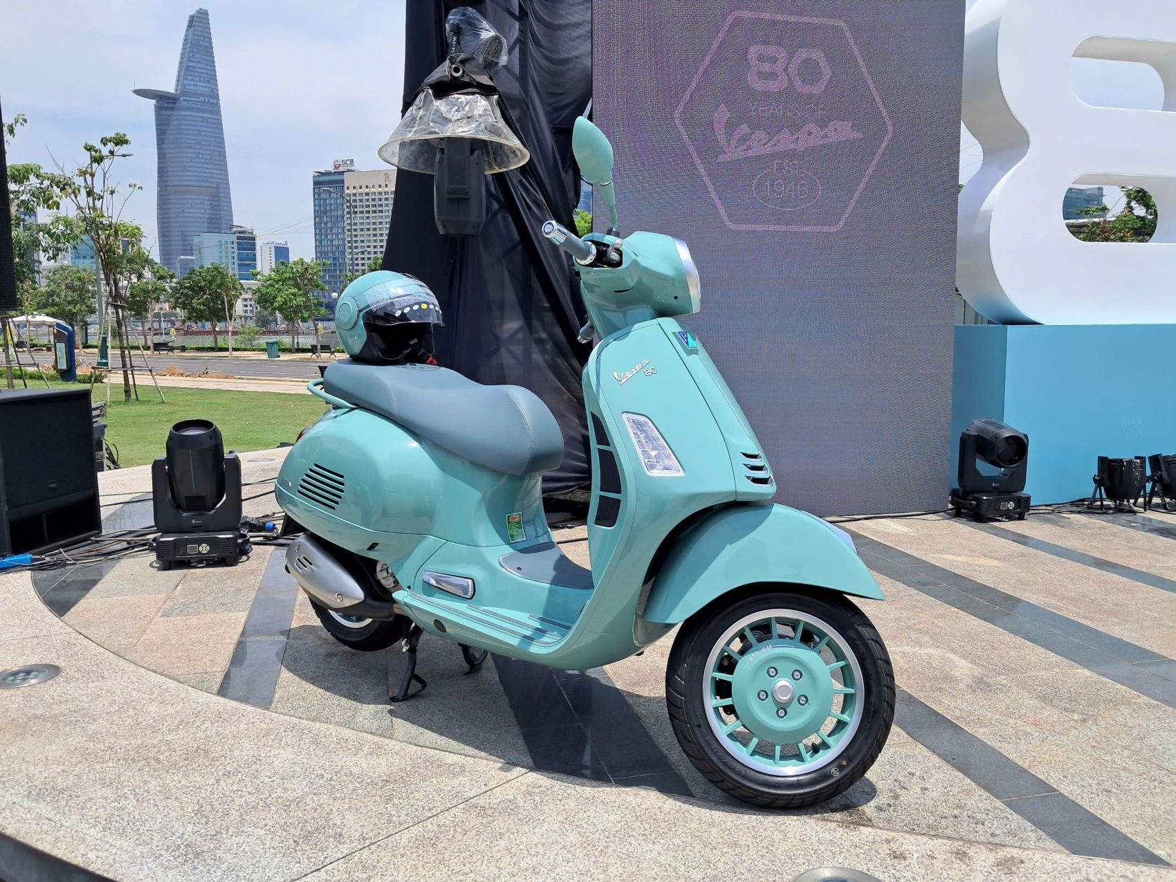 Các chi tiết đáng chú ý trên 2 mẫu xe kỷ niệm 80 năm thương hiệu Vespa vừa ra mắt Việt Nam