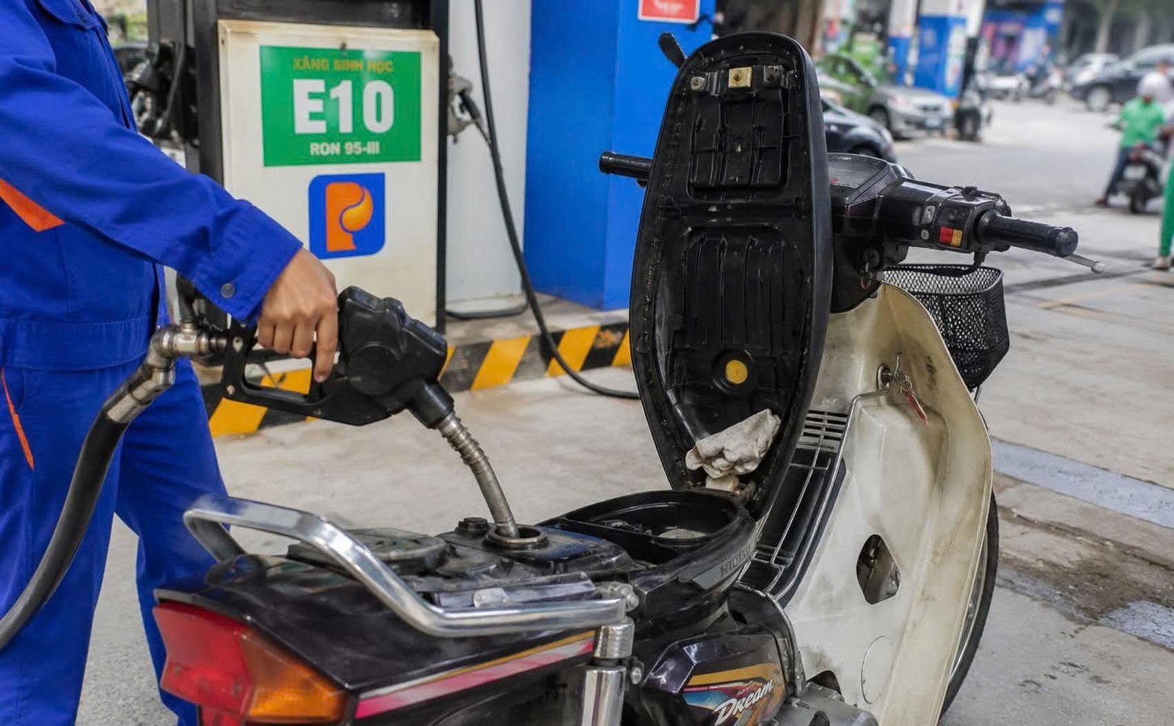 Xăng RON 95 sắp bị khai tử, xe máy đời cũ cần lưu ý gì khi dùng xăng E10?