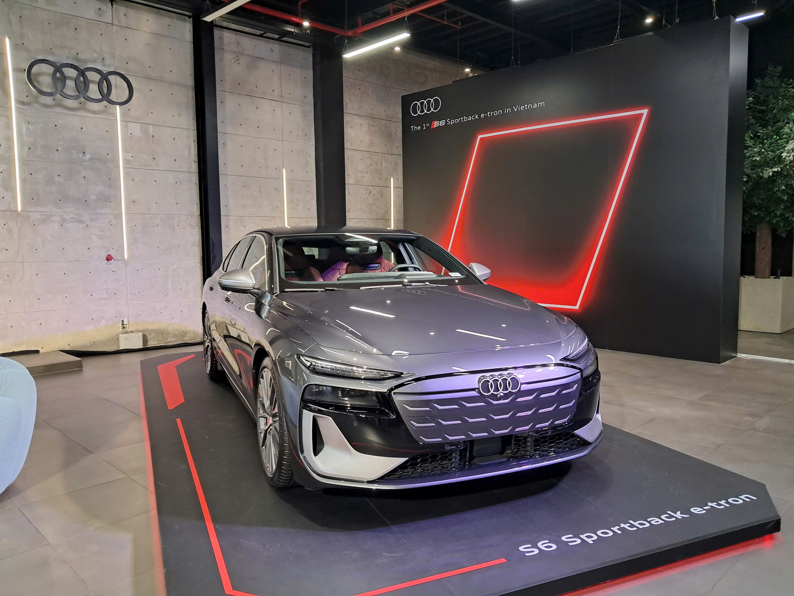 Các tính năng cao cấp và vật liệu thân thiện môi trường trên Audi S6 Sportback e-tron mới tại Việt Nam