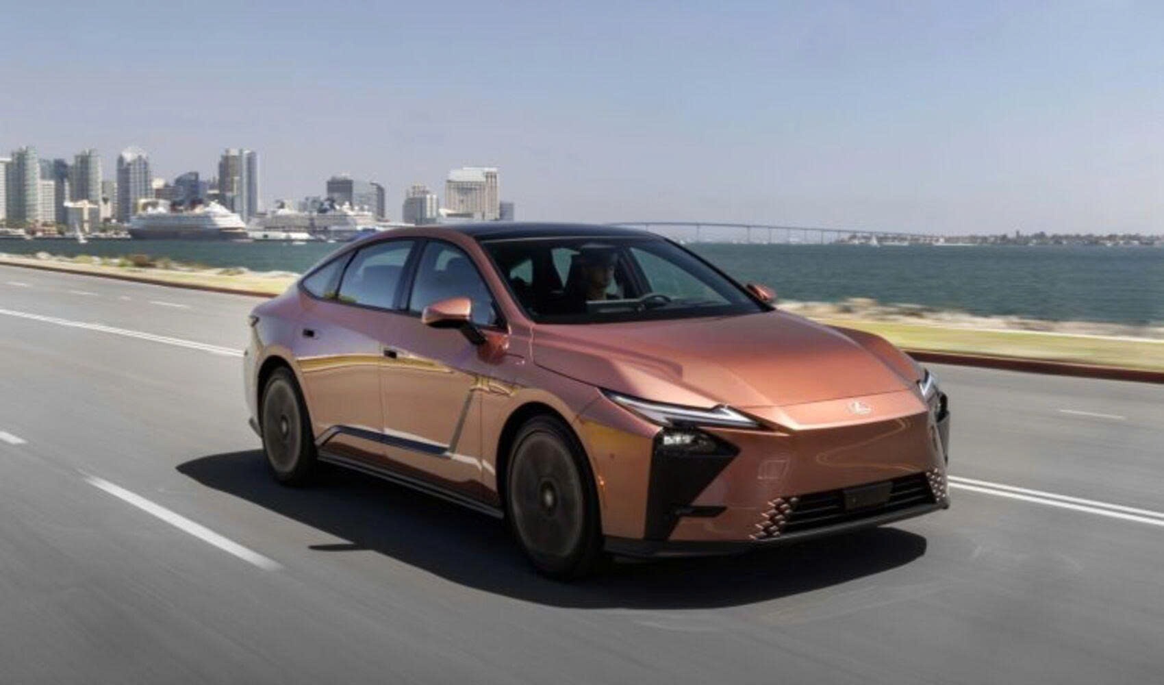Cầm lái Lexus ES 2026: Êm ái như thường lệ, nhưng bản điện mới là "ngôi sao"