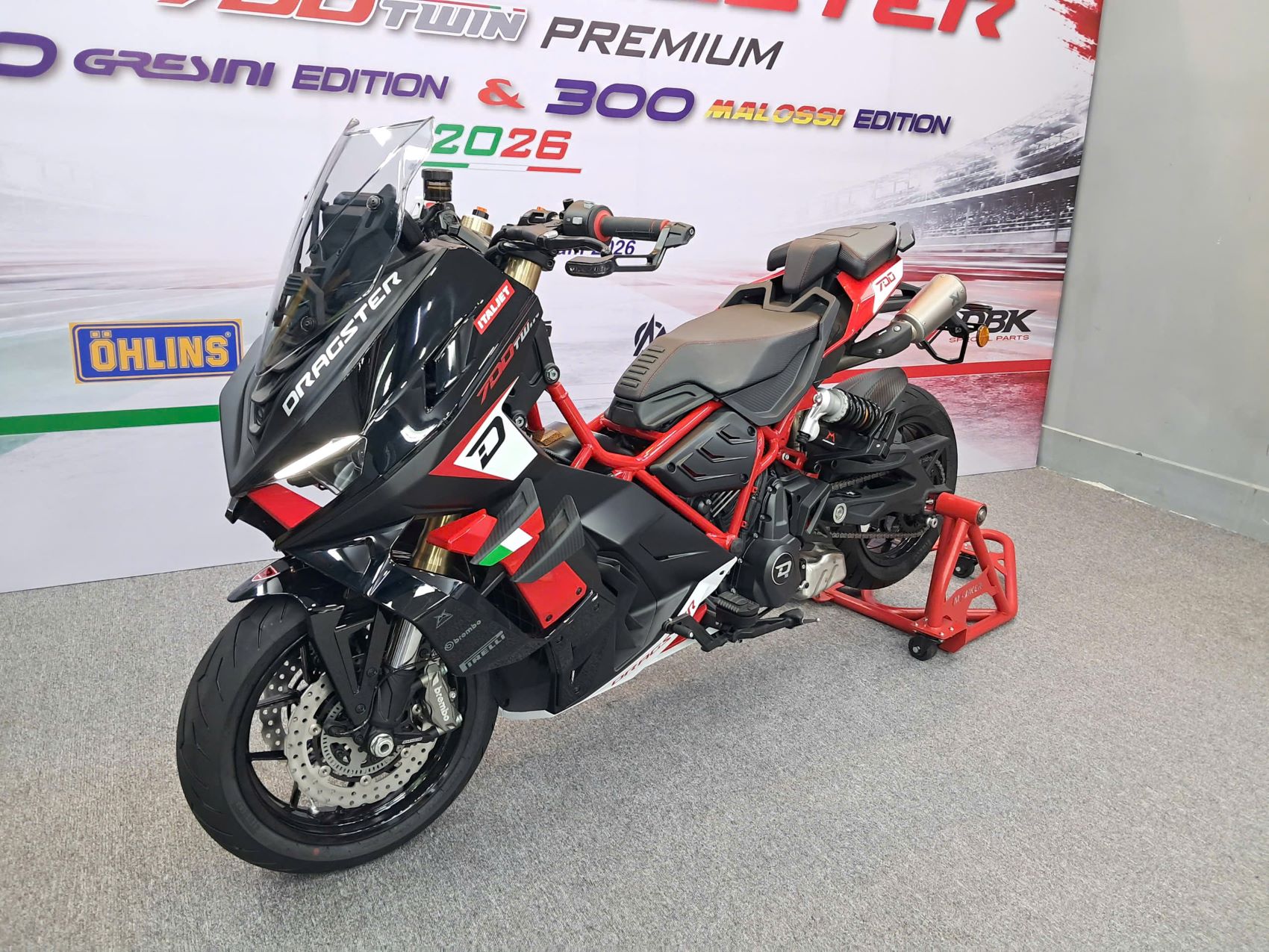 Chi tiết môtô thể thao lai xe tay ga Italjet Dragster 700 Twin Premium 2026 giá 428 triệu
