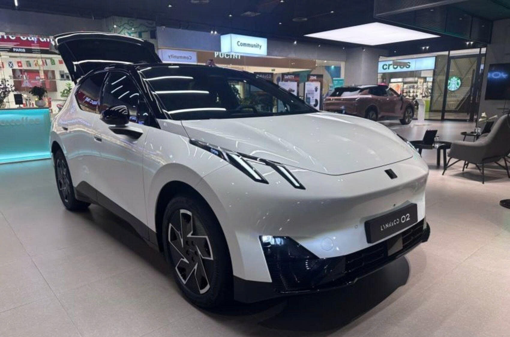 Lynk & Co 02 xuất hiện tại đại lý: SUV điện chạy 435 km/sạc, giá dự kiến từ 899 triệu đồng