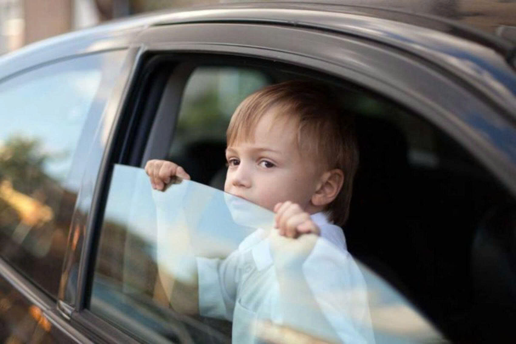 Những trang bị an toàn mà cha mẹ nên ưu tiên hơn cửa sổ trời hay màn hình lớn