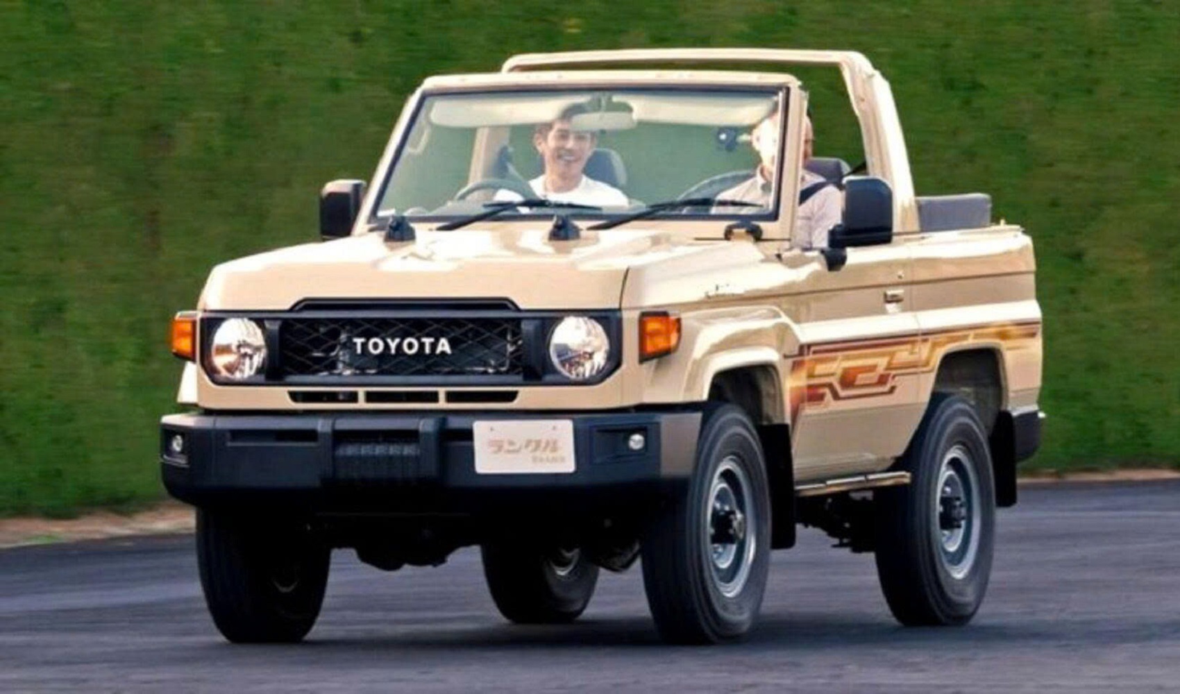 Toyota Land Cruiser 70 SWB lộ diện: Bản mui trần có thể gập kính chắn gió siêu độc lạ