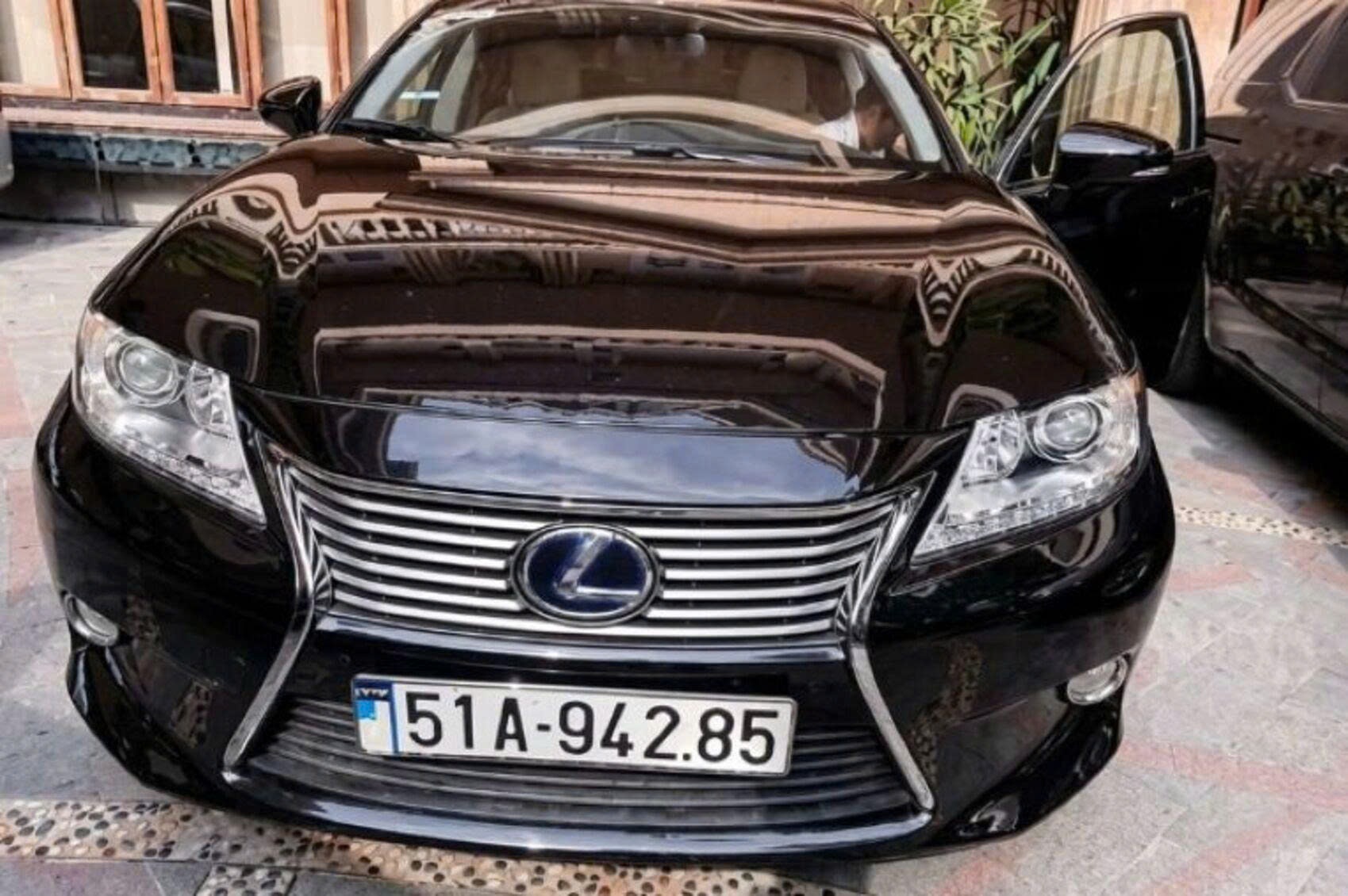 Xe Lexus của bà Trương Mỹ Lan được đưa ra đấu giá lần ba, giá khởi điểm chỉ còn 635 triệu đồng
