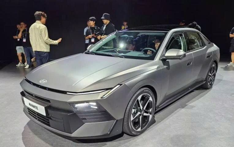 Thực tế Hyundai Elantra 2027: Thiết kế thể thao, khoang lái lột xác với nền tảng Pleos Connect