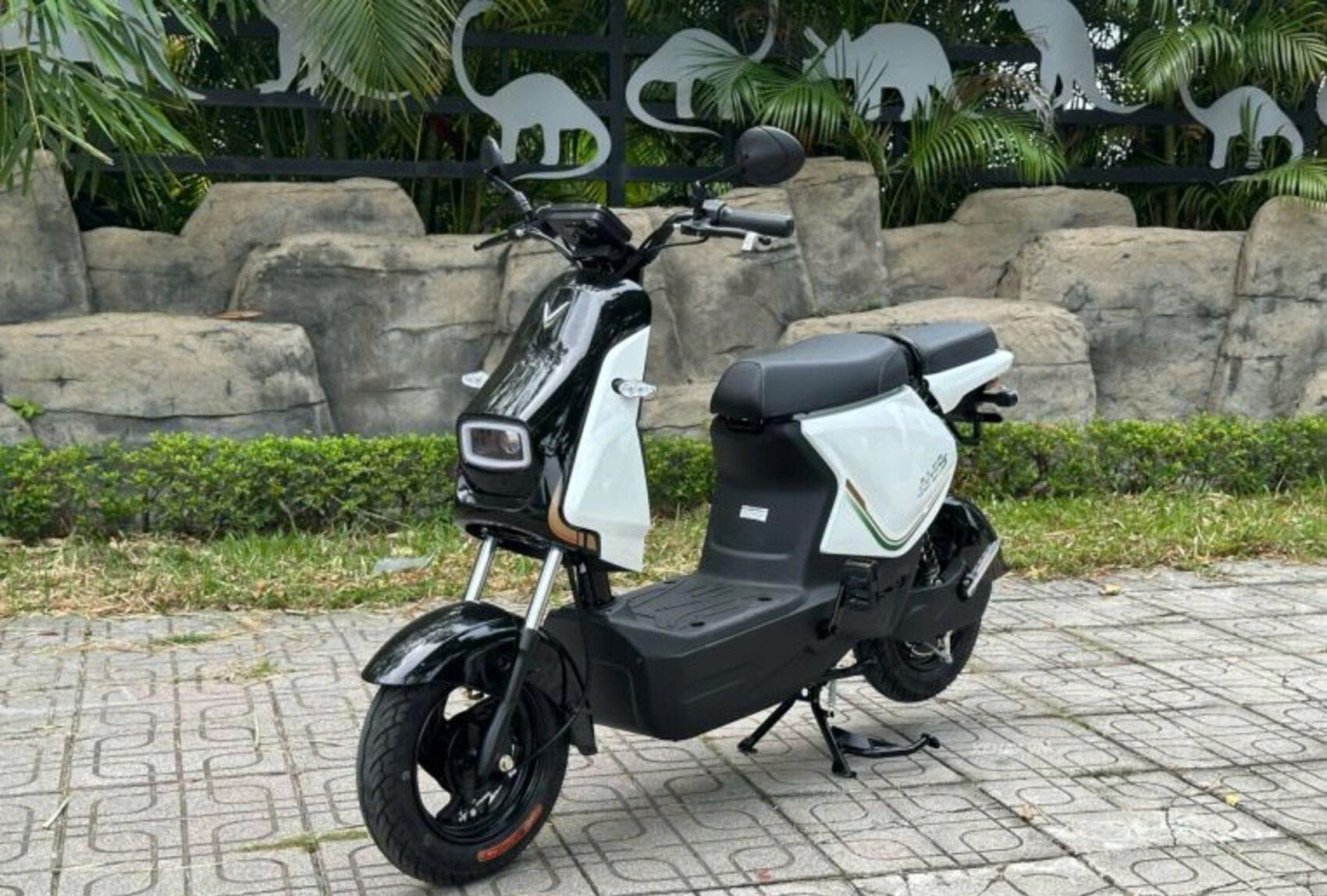 Cận cảnh VinFast Amio S2 giá 12 triệu đồng, xe máy điện không cần bằng lái dành cho học sinh