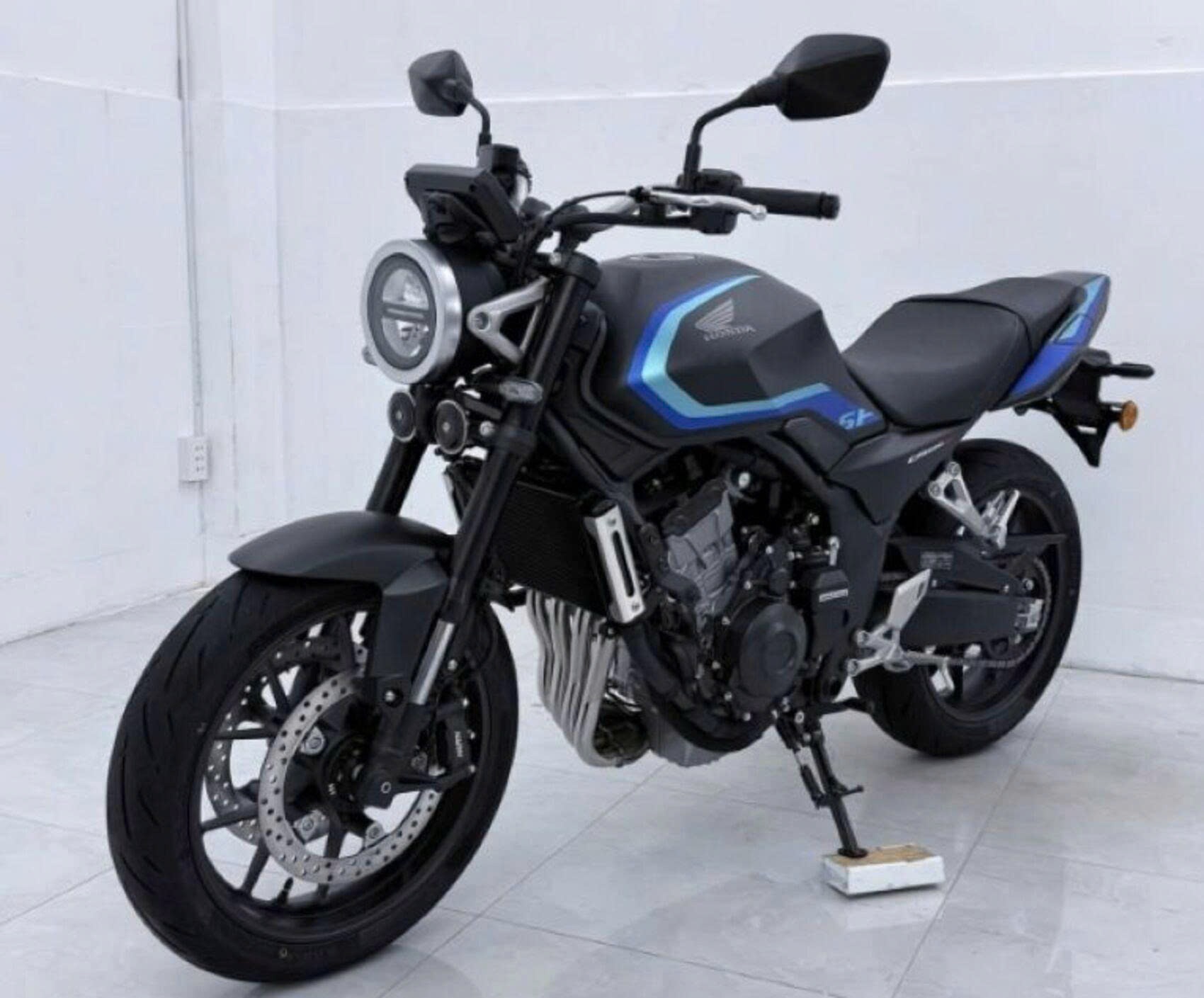 Honda CB500 Super Four "cập bến" Việt Nam: Giá từ 285 triệu đồng, cao hơn CB650R vẫn hút khách đặt mua