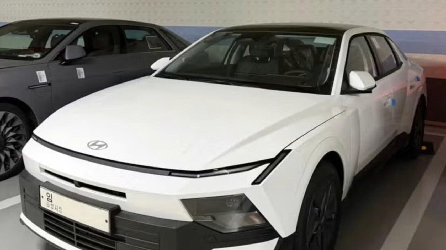 Hyundai Elantra thế hệ mới lộ diện bản giá rẻ: Thiết kế gần như giữ nguyên, chỉ giản lược đèn và mâm xe