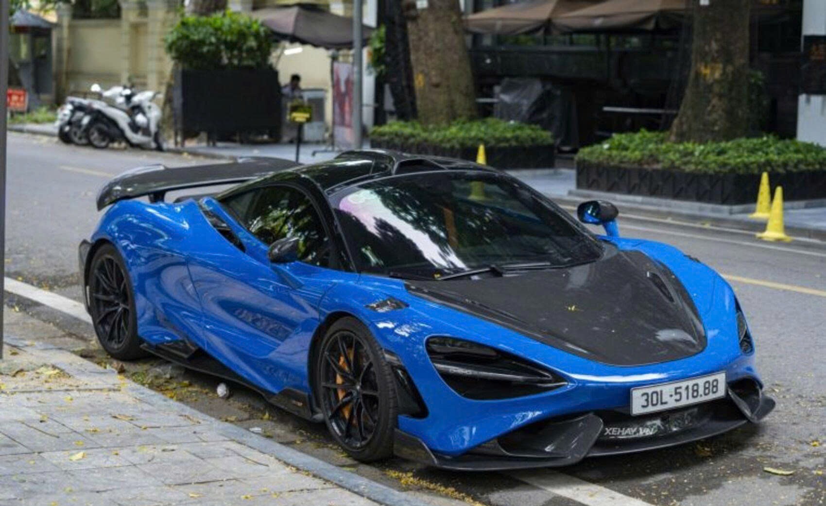 Cận cảnh siêu xe McLaren 765LT giới hạn mang biển số đấu giá 200 triệu đồng trên phố Hà Nội