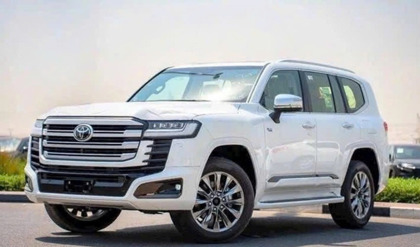 Toyota Land Cruiser Hybrid được đại lý nhận cọc: Giá dự kiến khoảng 4,6 tỷ đồng, có thể giao xe từ tháng 9