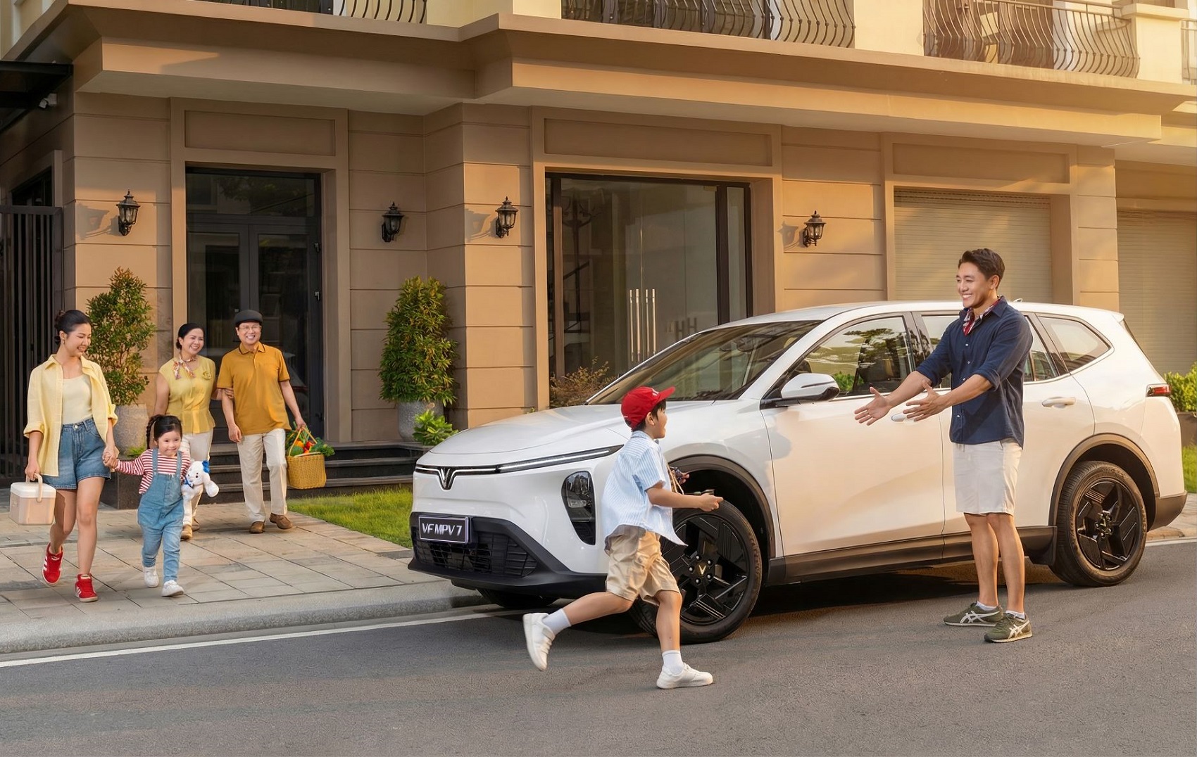 Gia đình 3 thế hệ chọn VinFast VF MPV 7 vì ngồi ở hàng ghế nào cũng êm ái