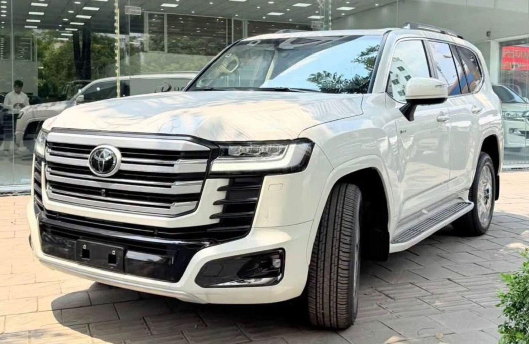 Cận cảnh Toyota Land Cruiser 300 HEV màu trắng ngọc trai, giá từ 4,73 tỷ đồng