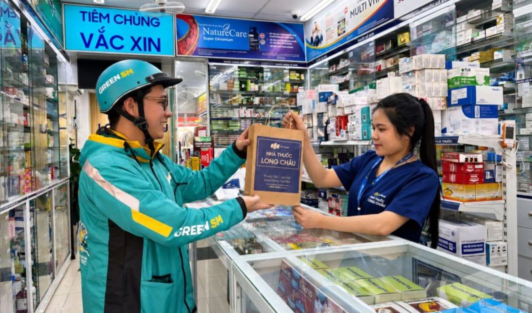 Green SM và Long Châu triển khai giao hàng bằng xe máy điện tại hơn 1.500 nhà thuốc