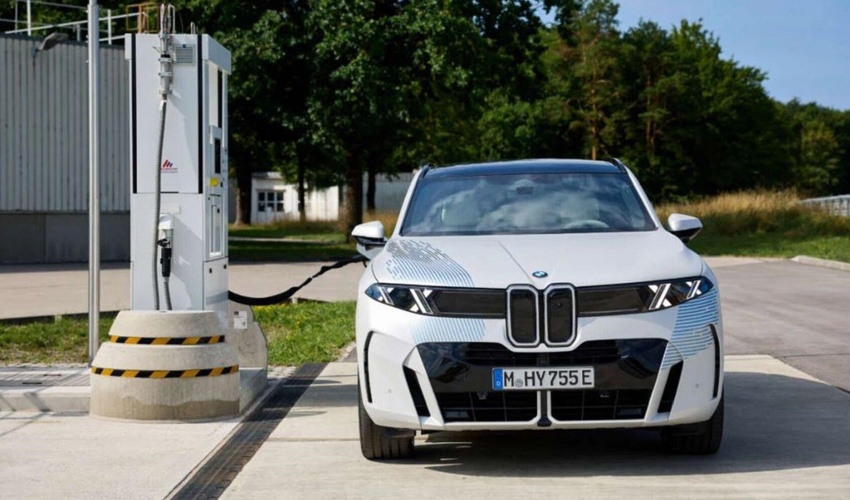 BMW iX5 Hydrogen sắp được sản xuất hàng loạt: Chạy 750 km, nạp hydro 5 phút, tăng tốc trong 5 giây