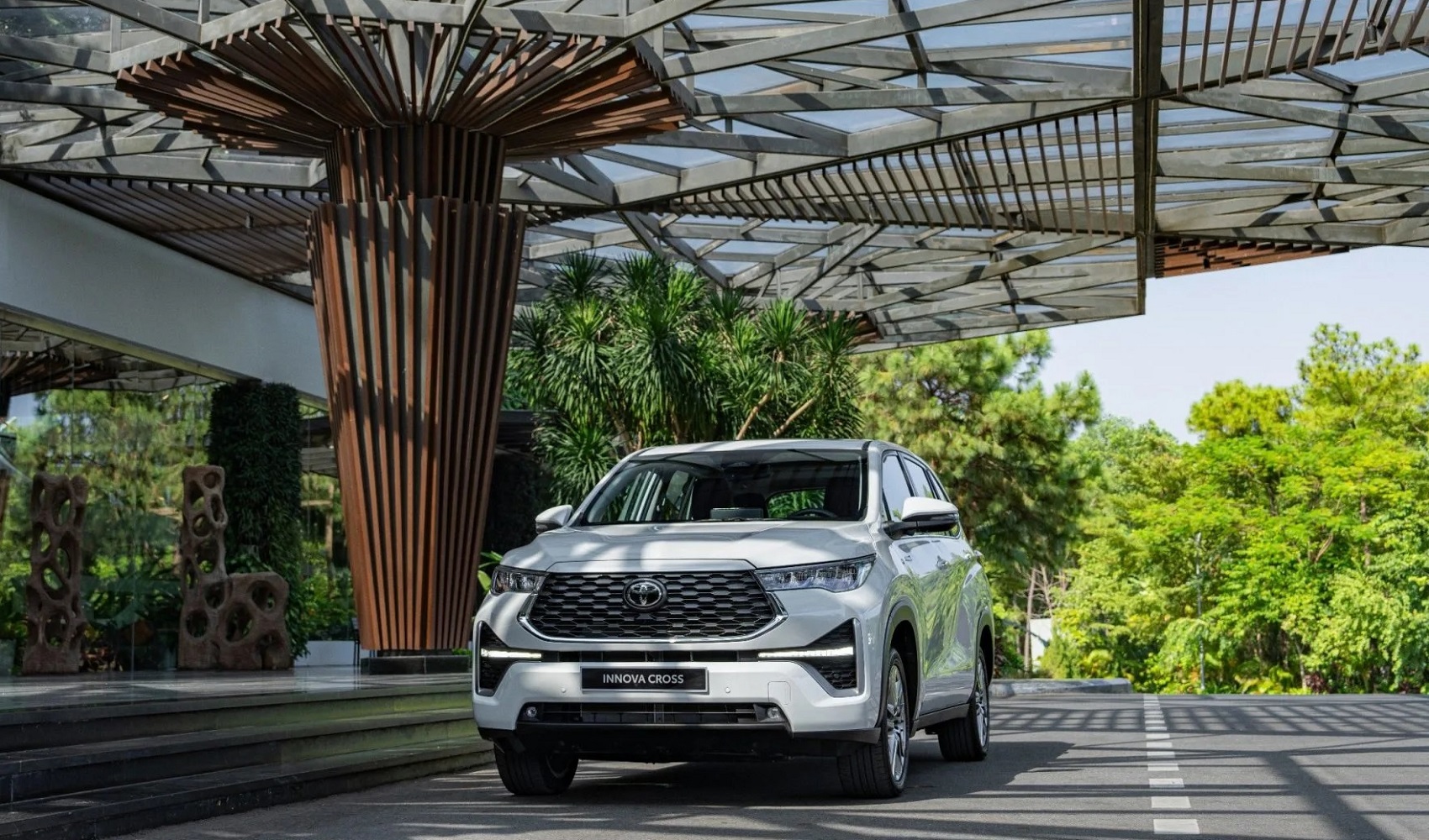 Phân khúc xe hybrid tăng trưởng trở lại, Toyota Land Cruiser HEV lọt TOP