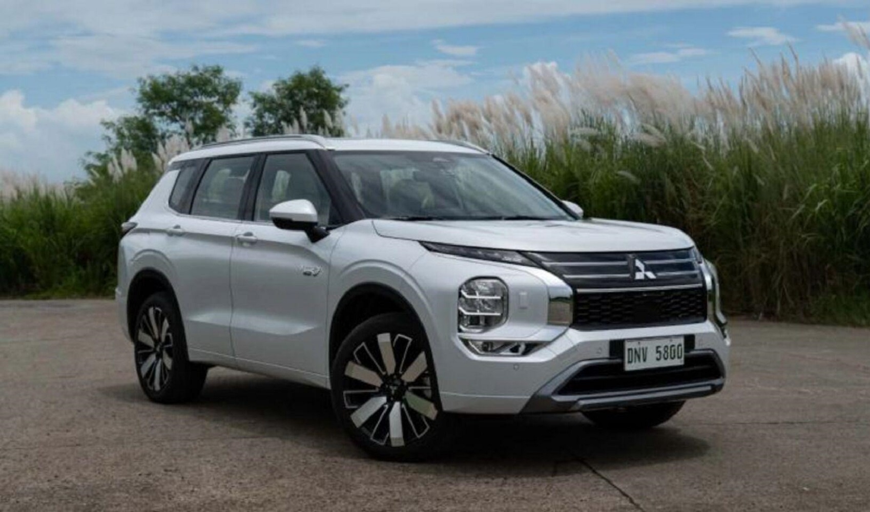Ảnh thực tế Mitsubishi Outlander PHEV 2026 tại Đông Nam Á: SUV cỡ C mạnh 302 mã lực, chạy 100 km không tốn xăng