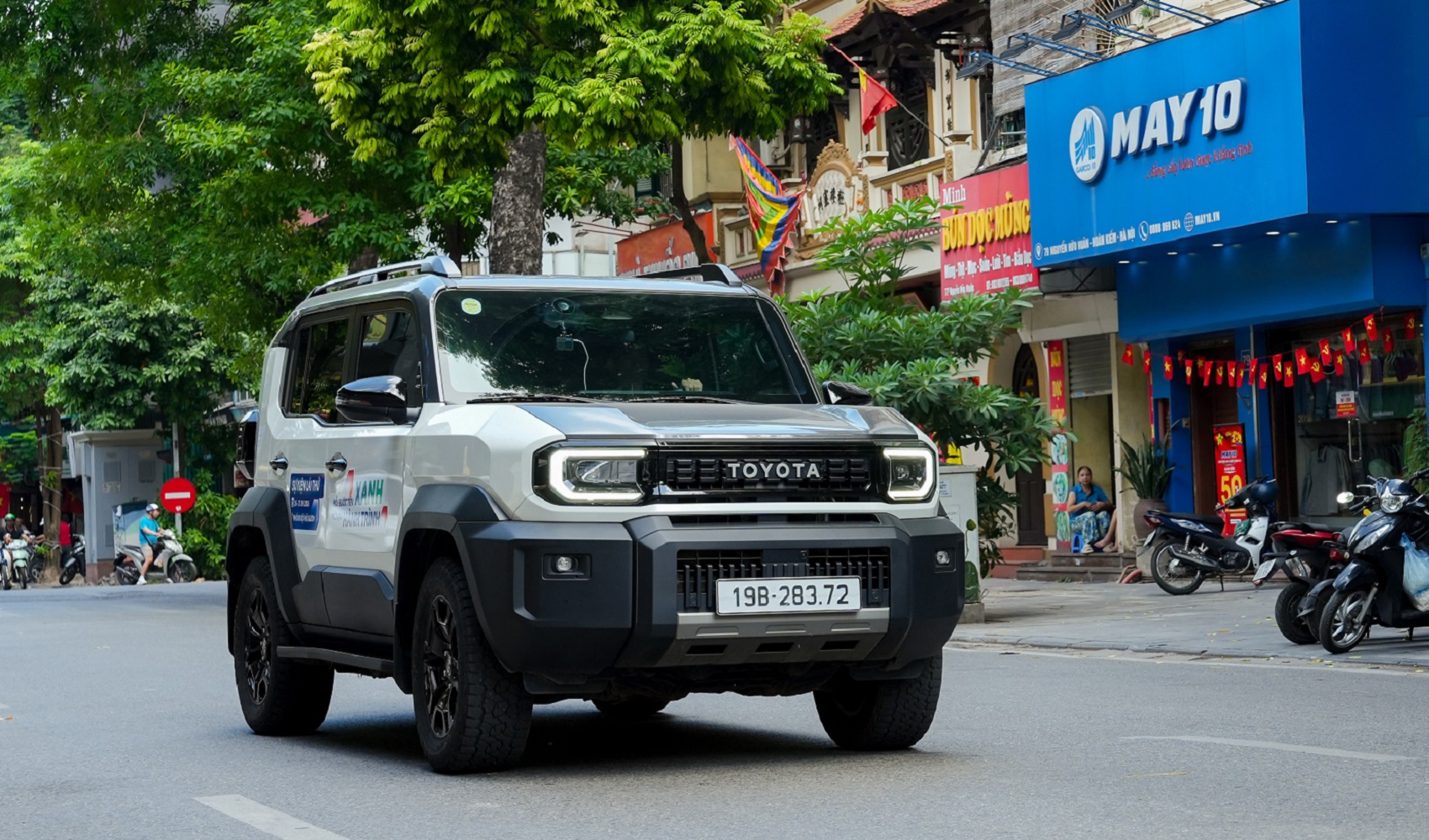 Người trẻ lái thử Land Cruiser FJ trong phố: Bất ngờ bởi sự linh hoạt của SUV đậm chất địa hình