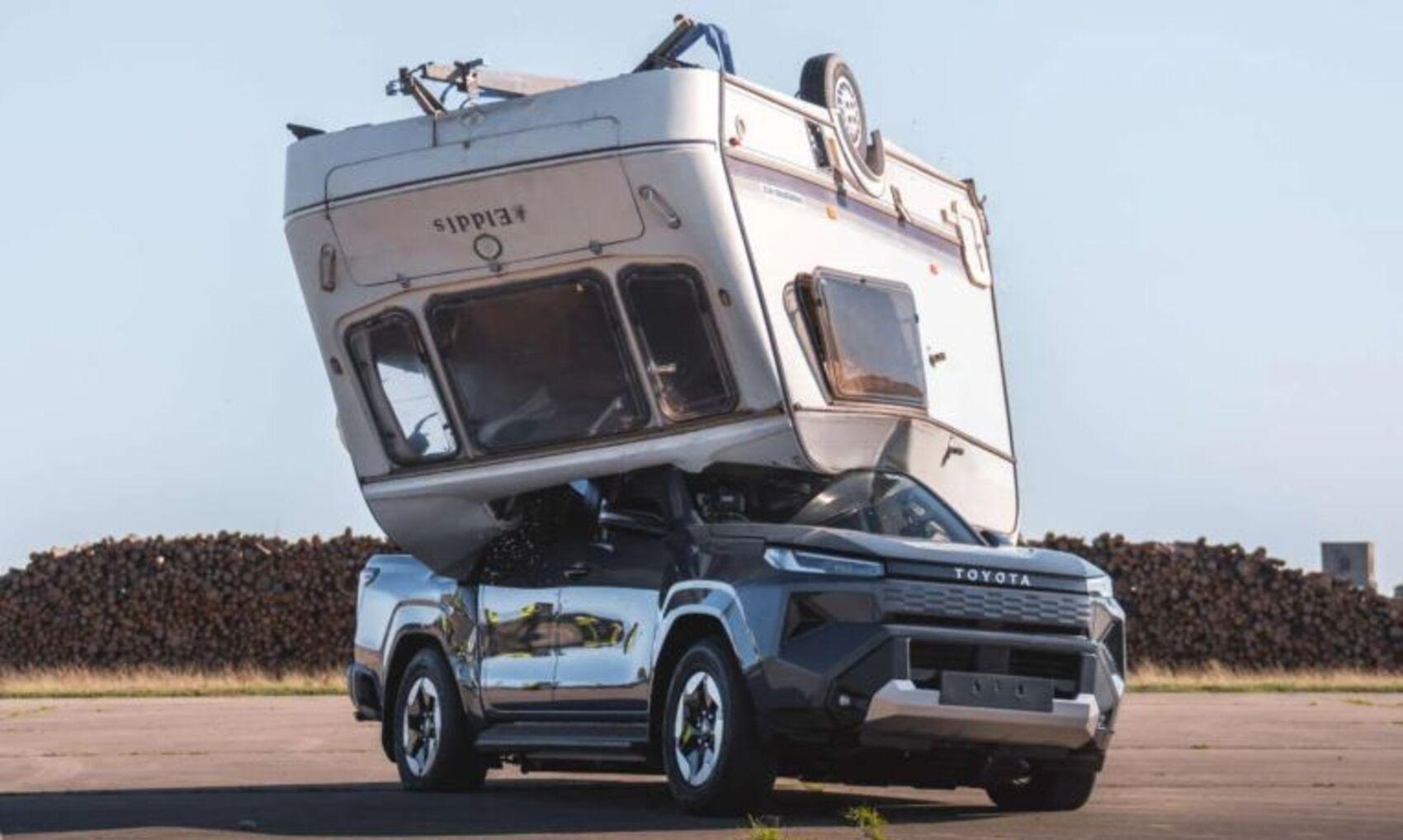 Toyota Hilux EV vượt thử thách thả đè caravan nặng 1 tấn từ độ cao 9 mét