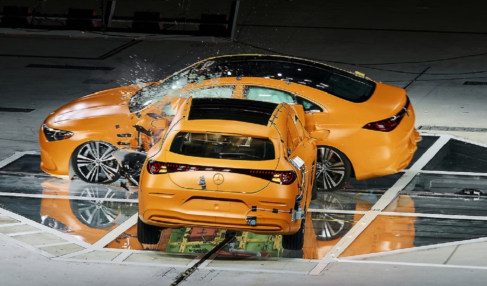 Mercedes chứng minh xe điện an toàn bằng cách để hai ôtô đâm nhau